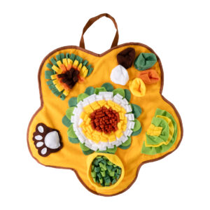 tapete olfativo pet formato de pata colorido com flores e texturas verdes e amarelas