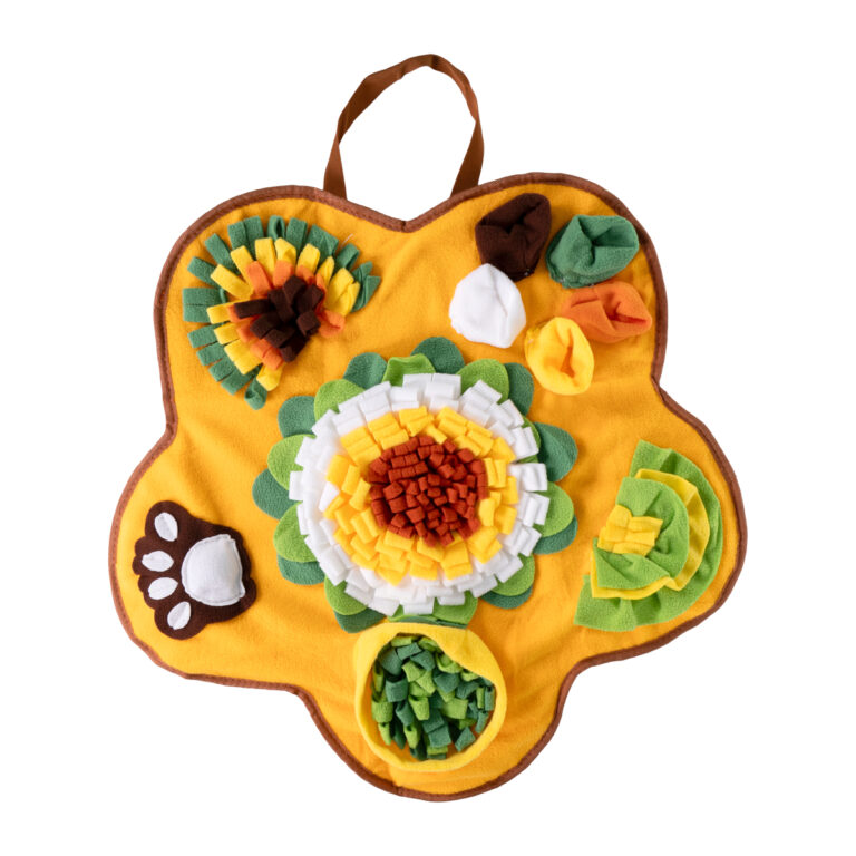 tapete olfativo pet formato de pata colorido com flores e texturas verdes e amarelas