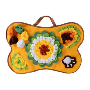 tapete olfativo pet formato de osso colorido com centro floral amarelo e áreas para esconder petiscos