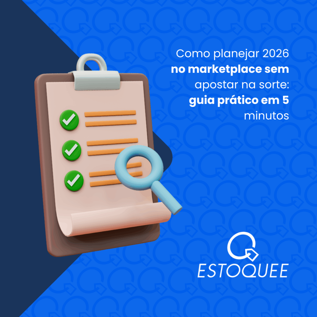 Arte da Estoquee com prancheta, marcações de checklist e lupa ao lado do título ‘Como planejar 2026 no marketplace sem apostar na sorte: guia prático em 5 minutos’, em fundo azul com padrão gráfico.